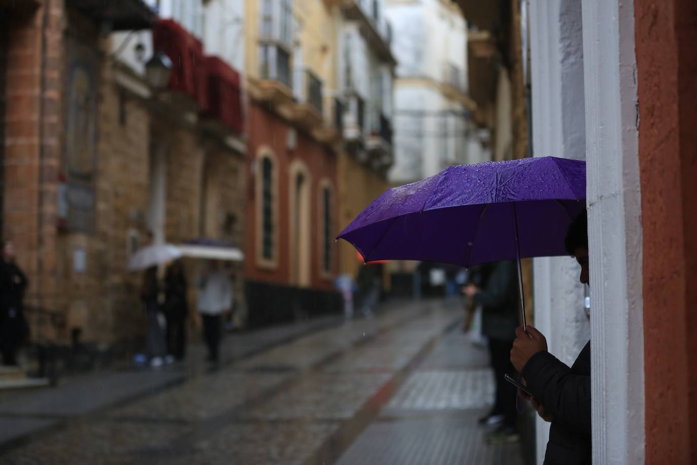 Fotos: Viernes Santo pasado por agua en Cádiz