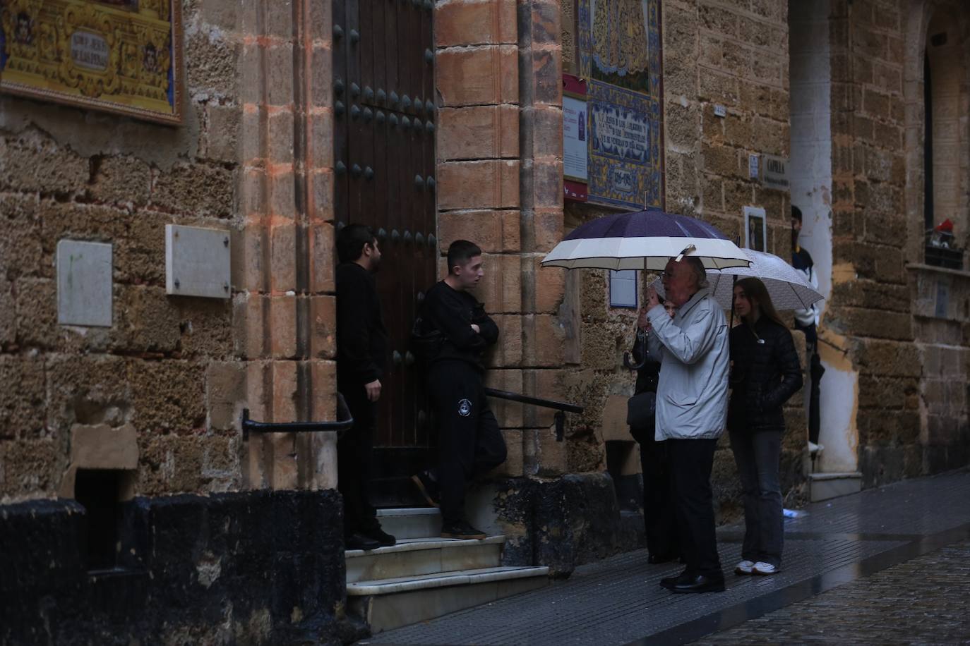 Fotos: Viernes Santo pasado por agua en Cádiz