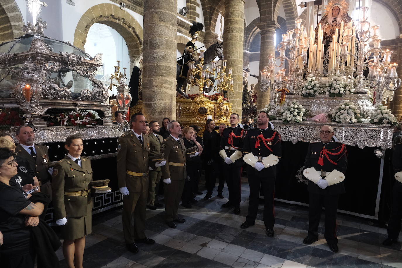 Fotos: Santo Entierro este Sábado Santo en la Semana Santa de Cádiz 2024