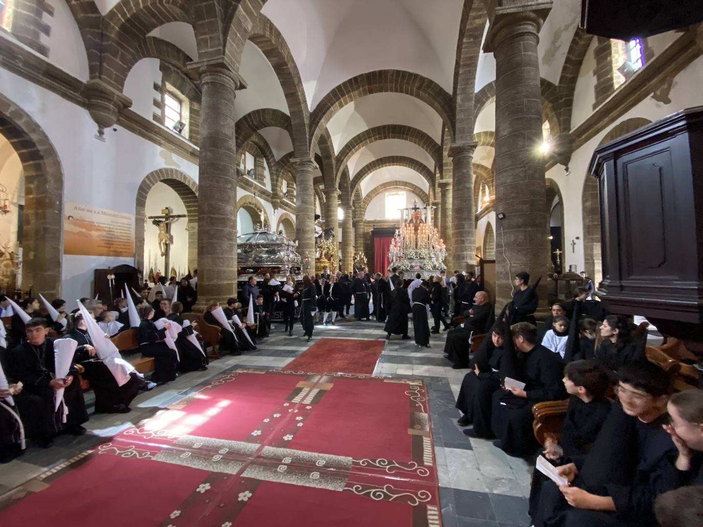 Fotos: Santo Entierro este Sábado Santo en la Semana Santa de Cádiz 2024