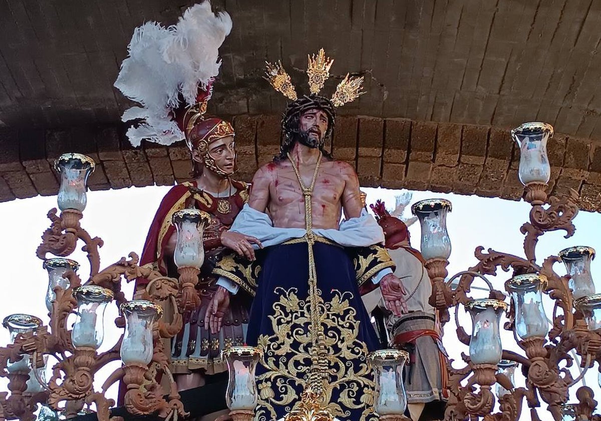 El Despojado, cruzando el arco de las Puertas de Tierra de regreso a Salesianos