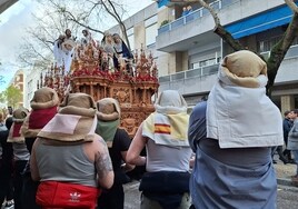 Santa Marta y Sagrada Mortaja salen a las calles en un Sábado Santo a medias