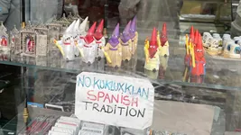 «No Ku Klux Klan. Spanish tradition»: la tradición de la Semana Santa en una confitería de Cádiz