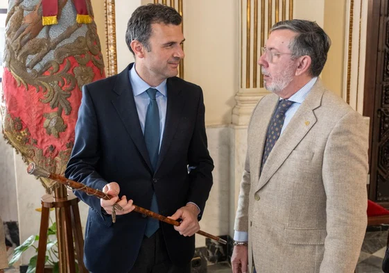 El bastón de mando del Regidor Perpetuo vuelve al Ayuntamiento de Cádiz