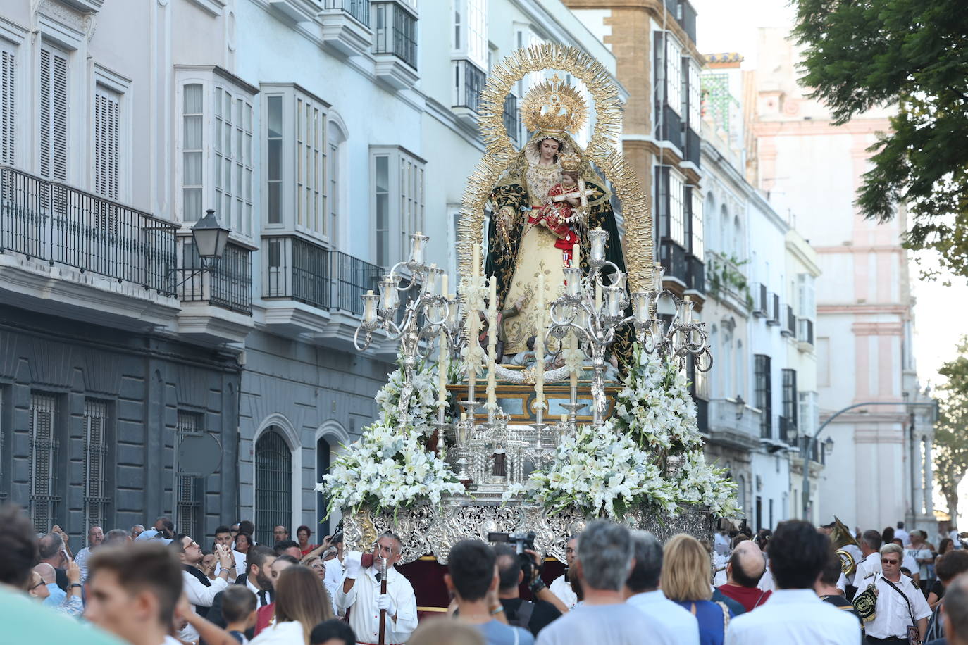 Fotos: Procesión de la Virgen de los Desamparados en Cádiz