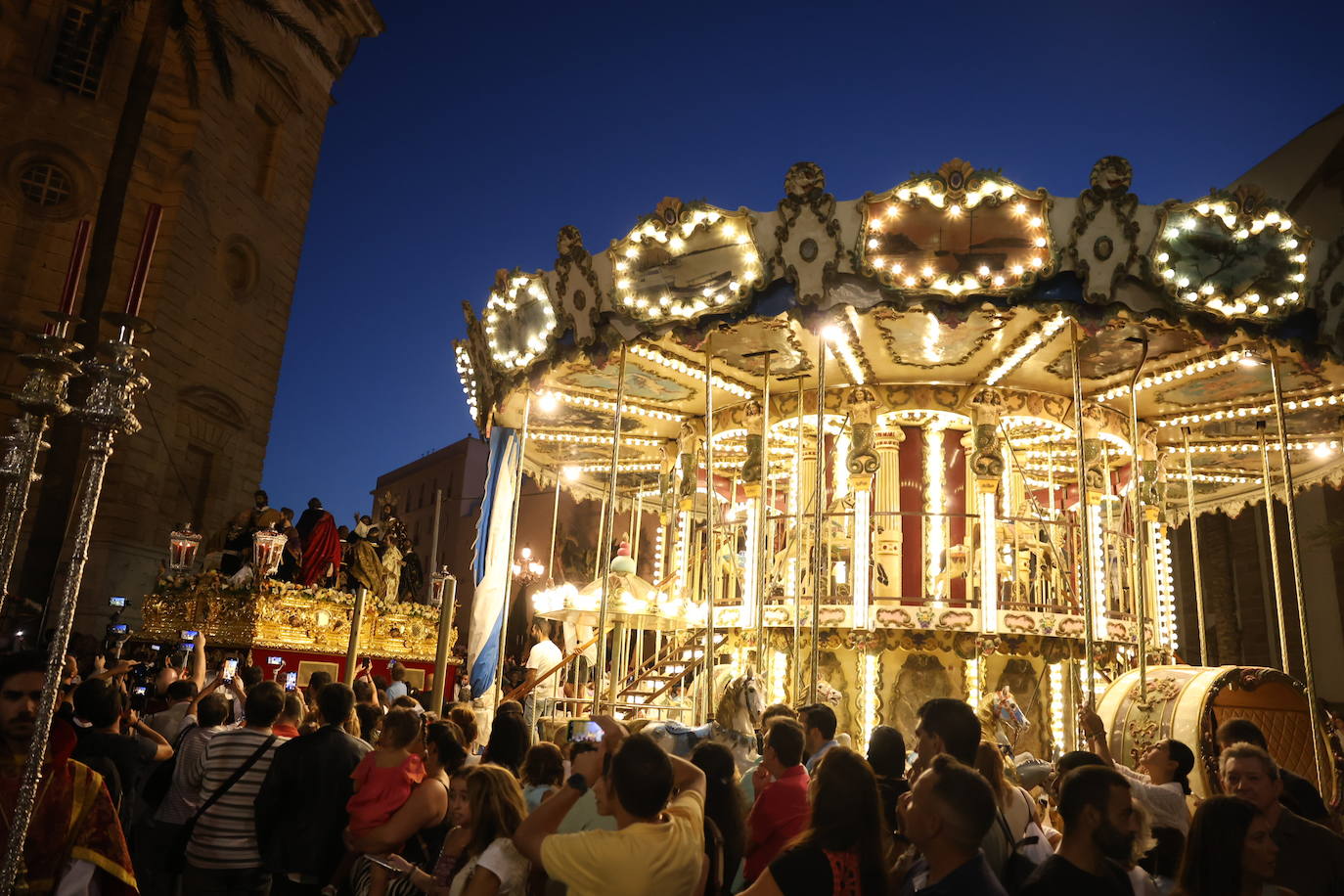 Fotos: Procesión extraordinaria de la Sagrada Cena en Cádiz