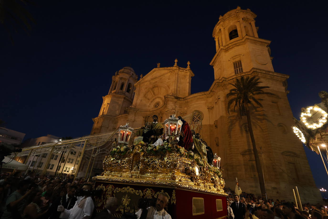 Fotos: Procesión extraordinaria de la Sagrada Cena en Cádiz