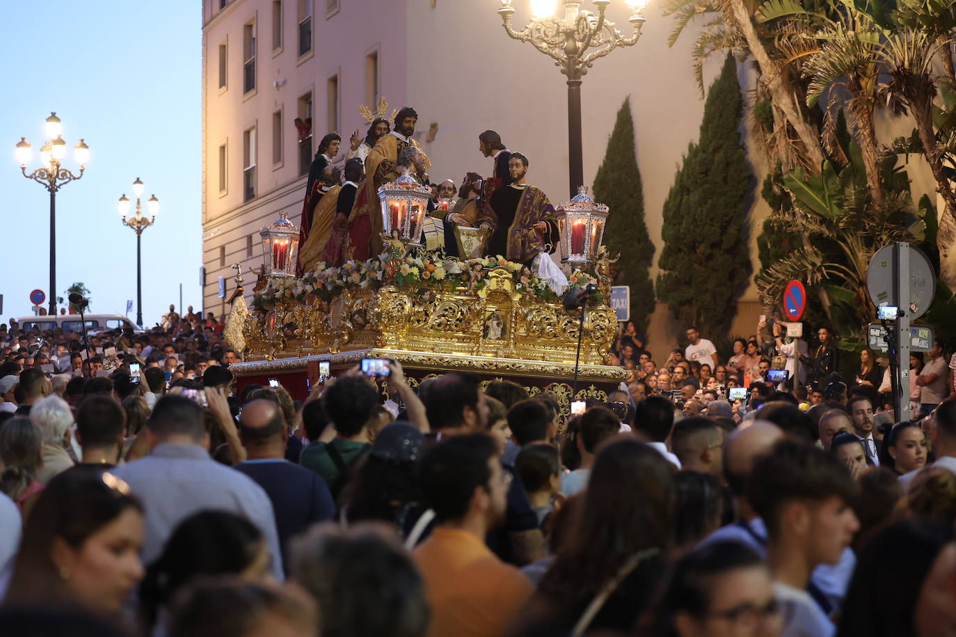 Fotos: Procesión extraordinaria de la Sagrada Cena en Cádiz