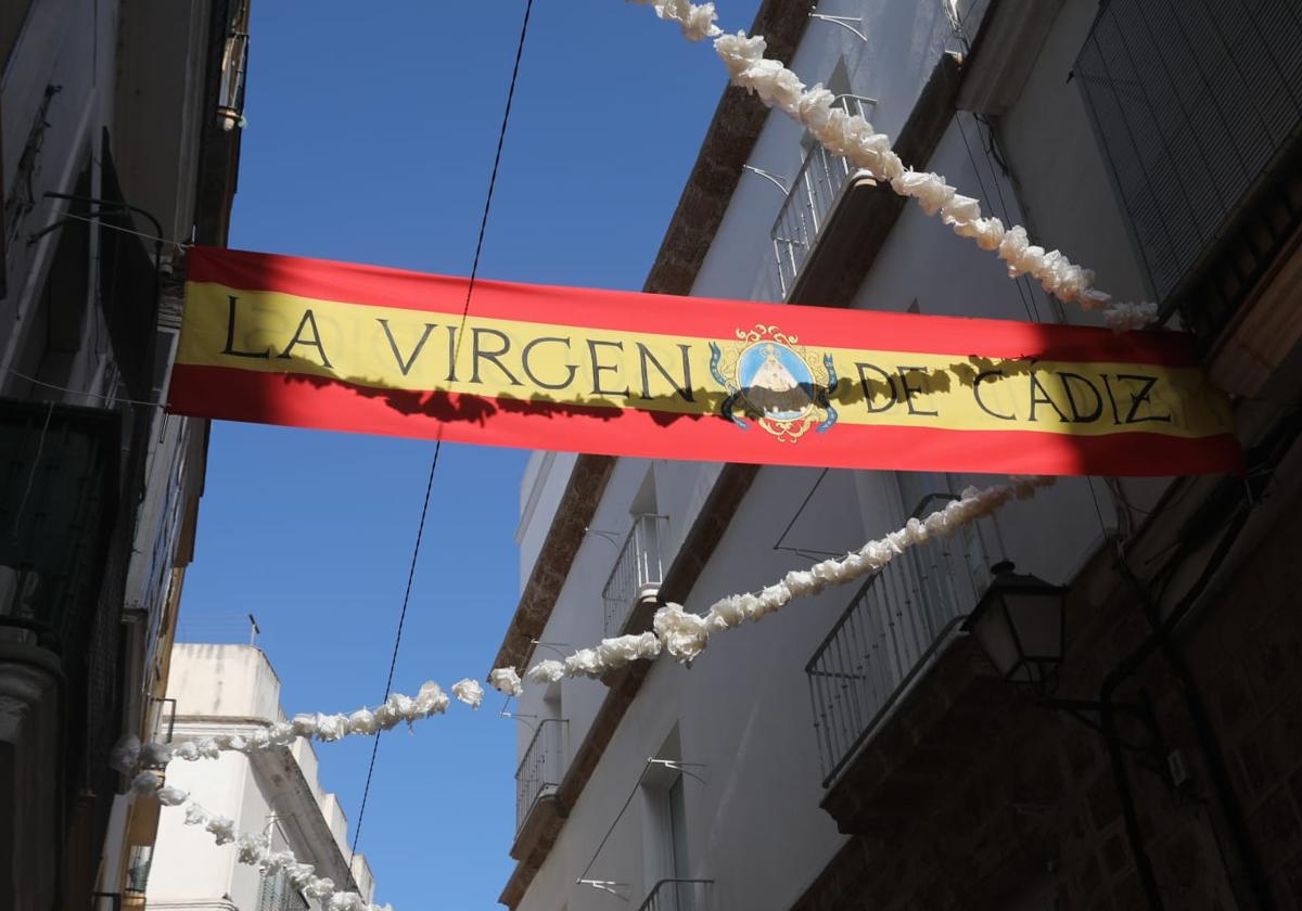 Las calles de Cádiz ya están adornadas para recibir a la Virgen del Rosario