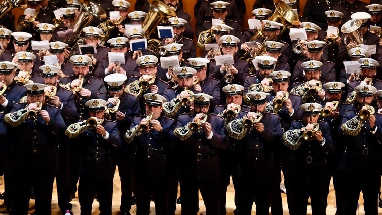 Así suena la majestuosa marcha de 'El Rezo' de la banda Rosario de Cádiz a la hermandad de la Estrella de Sevilla