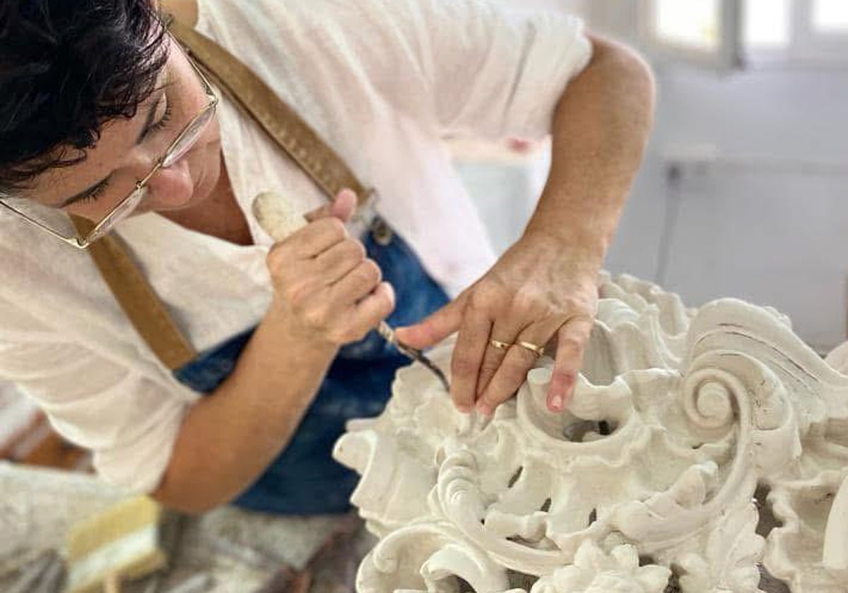 La doradora de Sanlúcar, Felisa García Llanera, en uno de sus trabajos en el taller