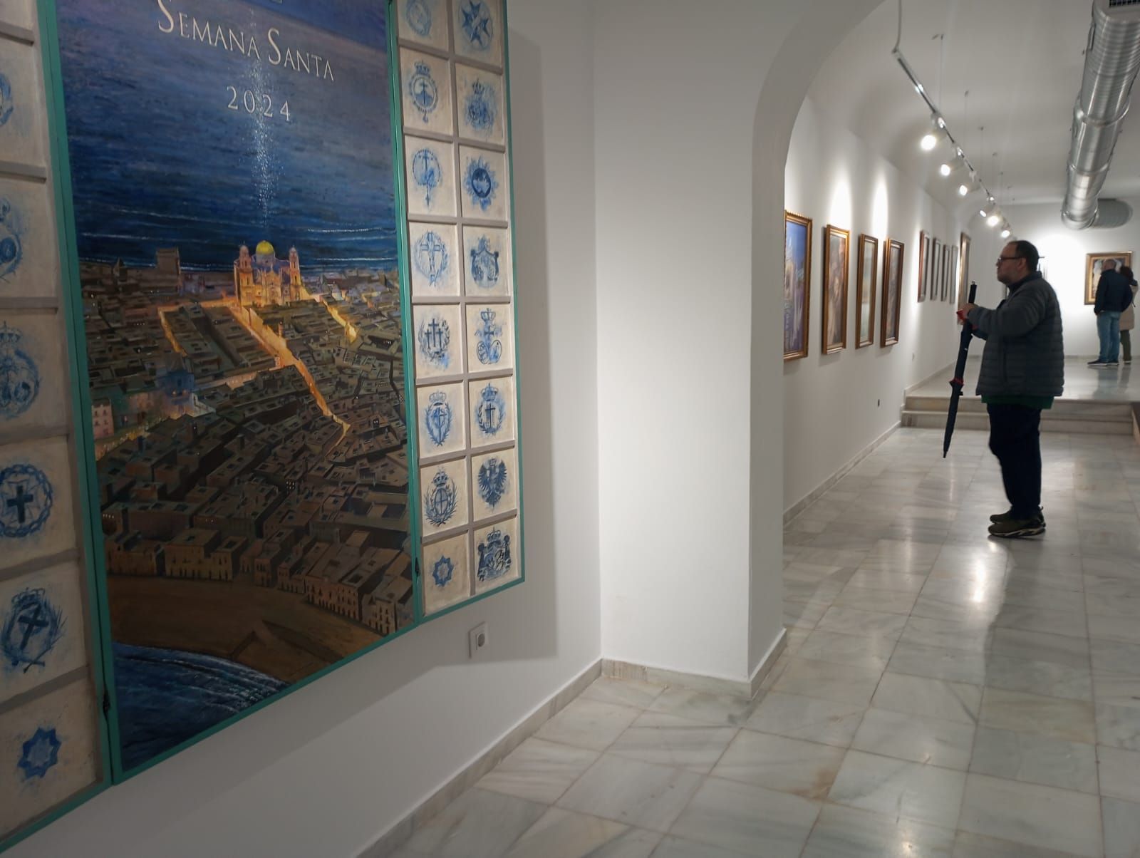 Fotos: La exposición Trazos Cofrades ya se puede visitar en la calle Ancha de Cádiz