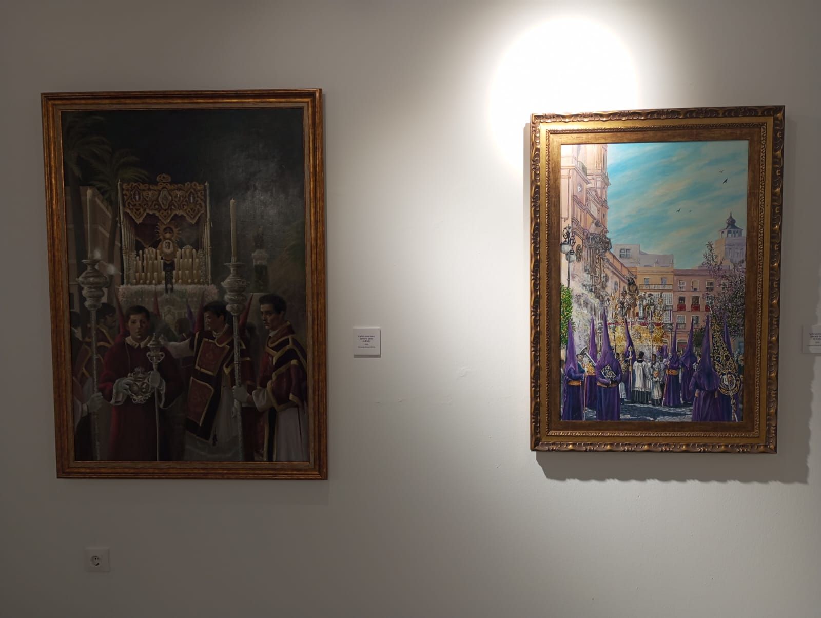 Fotos: La exposición Trazos Cofrades ya se puede visitar en la calle Ancha de Cádiz