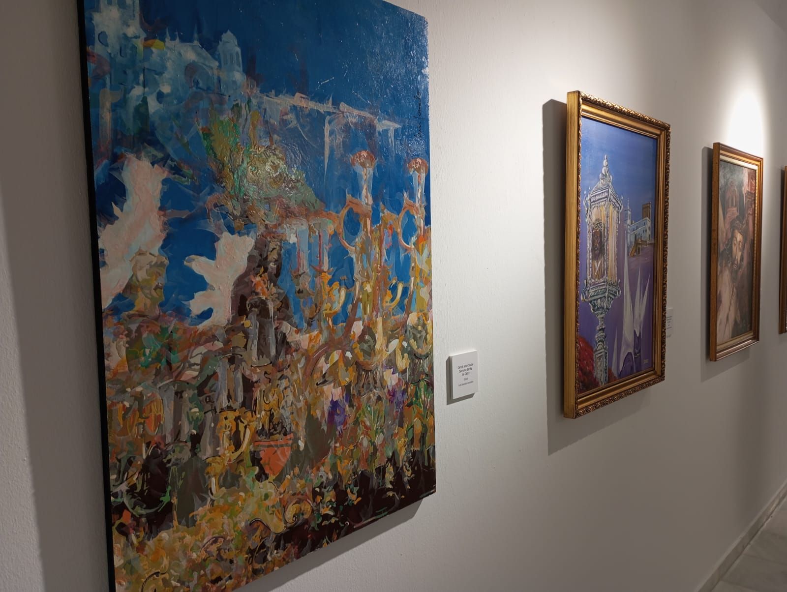 Fotos: La exposición Trazos Cofrades ya se puede visitar en la calle Ancha de Cádiz