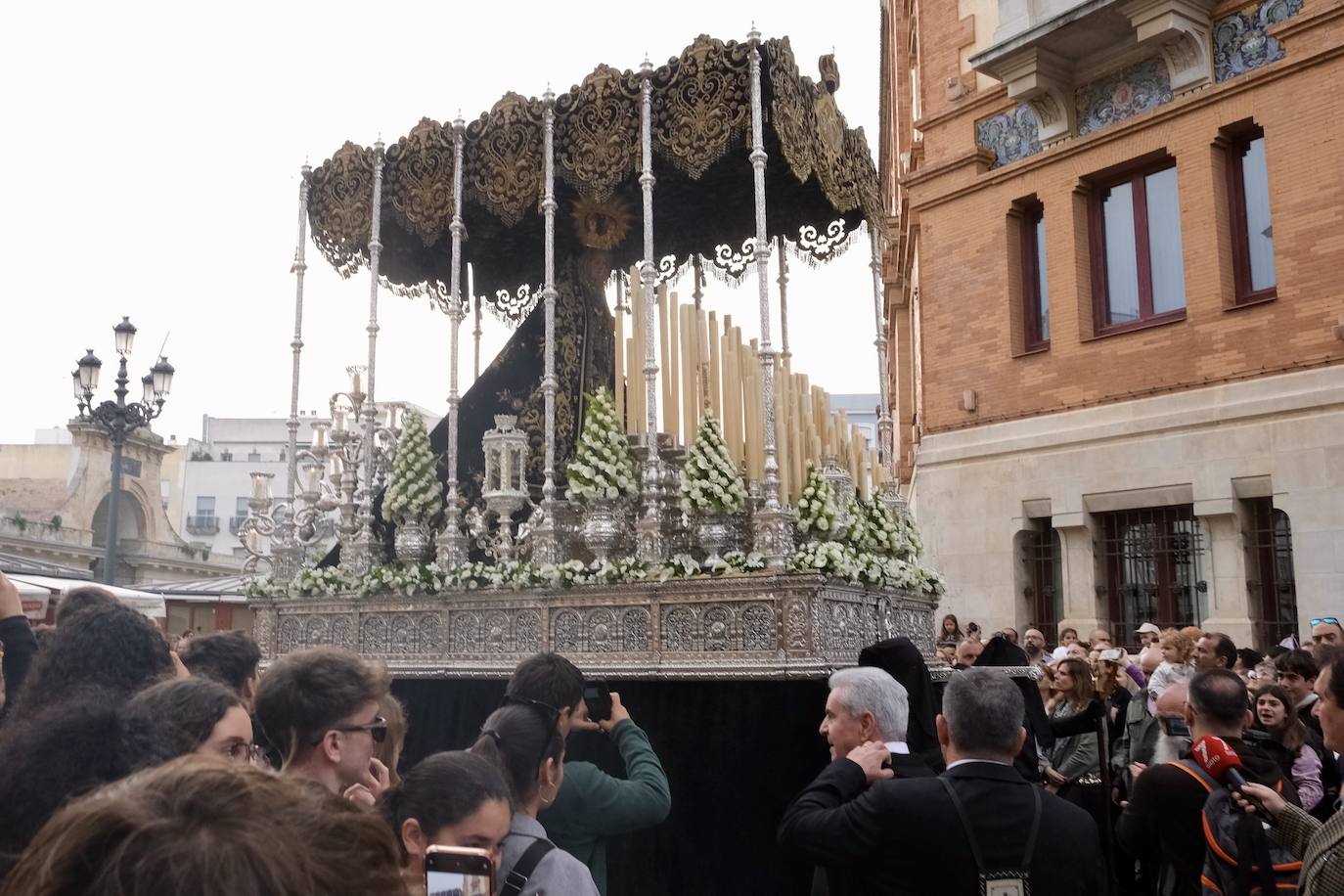 Servitas en el Viernes de Dolores de la Semana Santa de Cádiz 2025