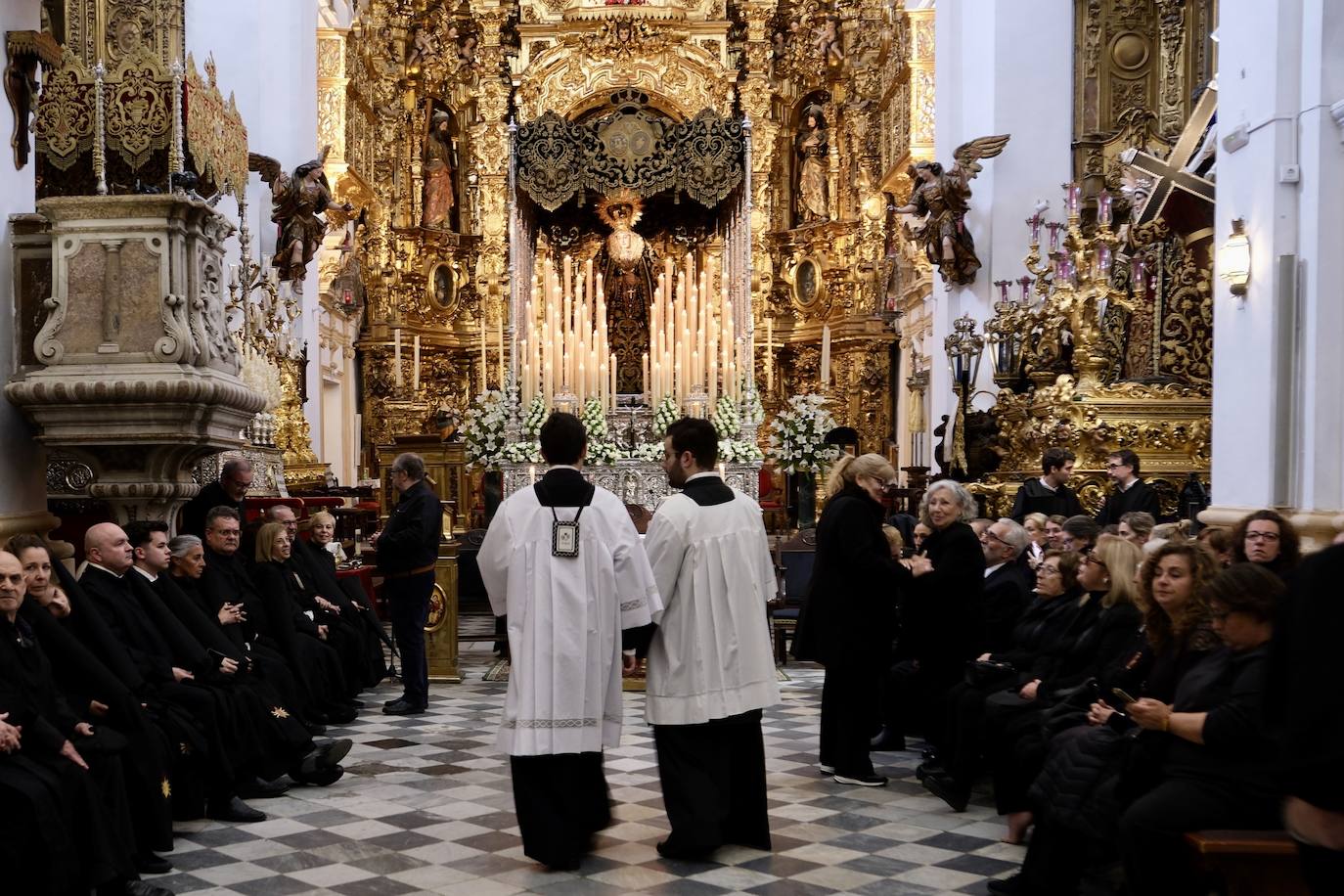 Servitas en el Viernes de Dolores de la Semana Santa de Cádiz 2025