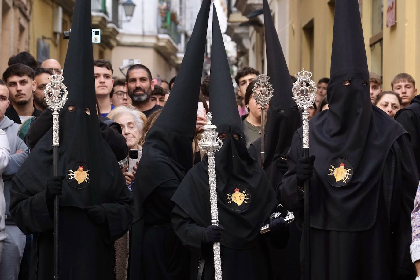 Servitas en el Viernes de Dolores de la Semana Santa de Cádiz 2025