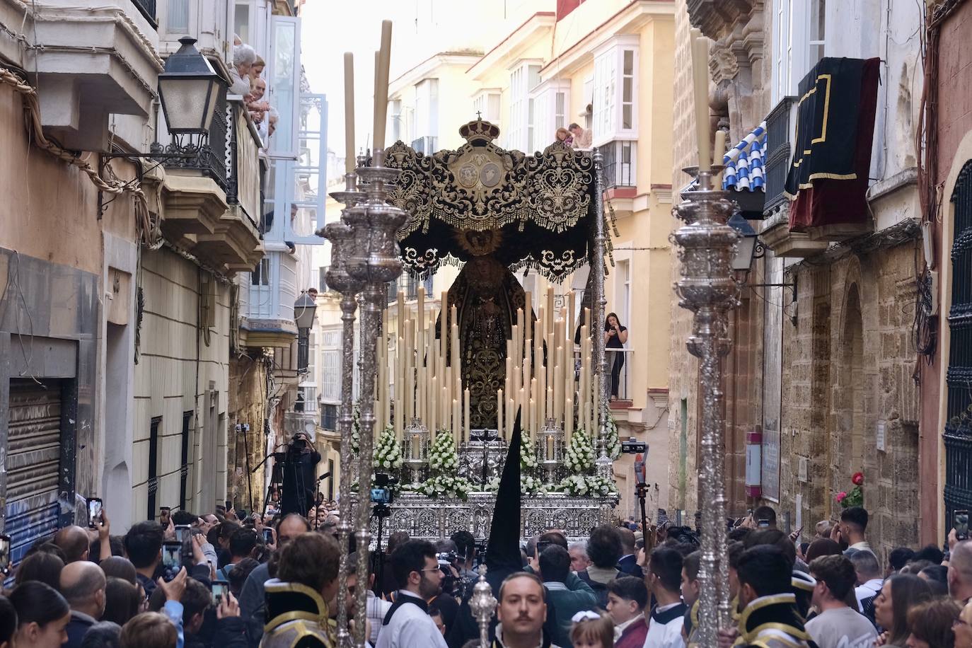 Servitas en el Viernes de Dolores de la Semana Santa de Cádiz 2025