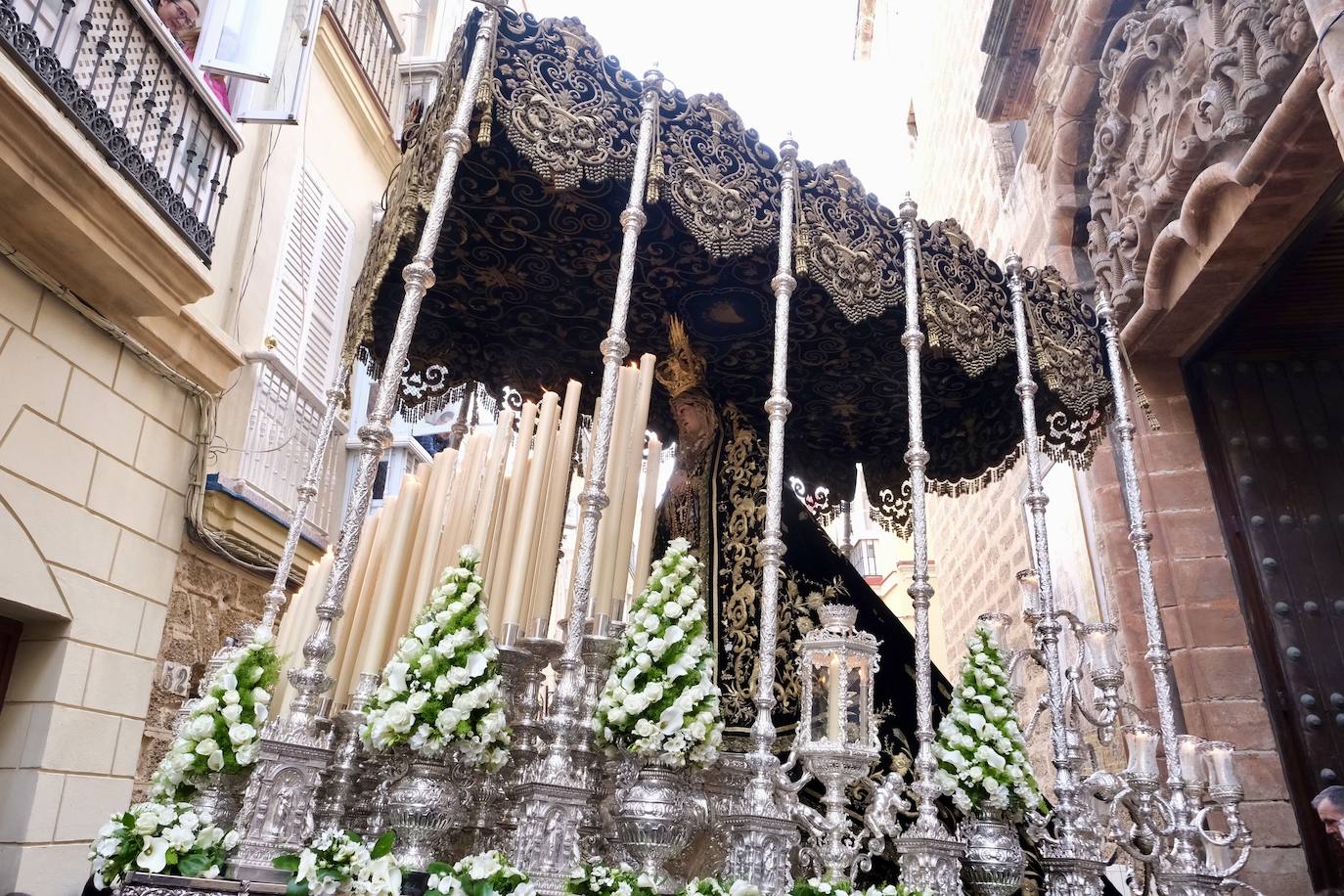 Servitas en el Viernes de Dolores de la Semana Santa de Cádiz 2025