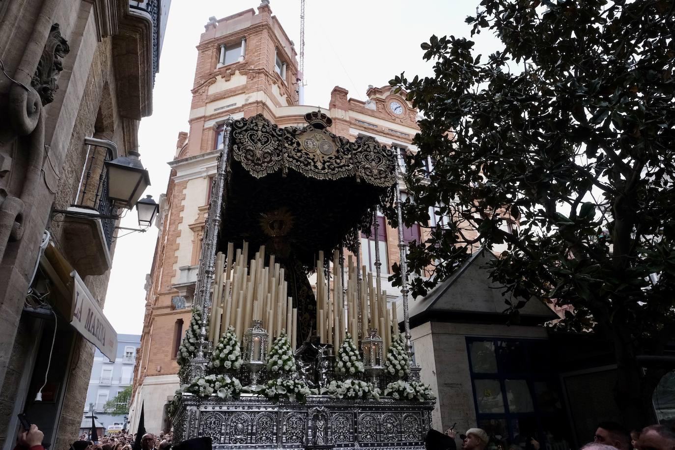 Servitas en el Viernes de Dolores de la Semana Santa de Cádiz 2025