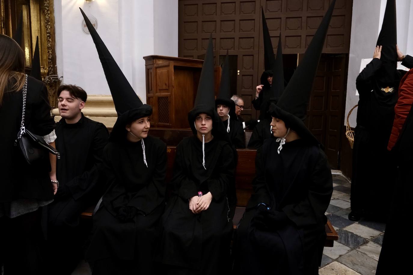 Servitas en el Viernes de Dolores de la Semana Santa de Cádiz 2025