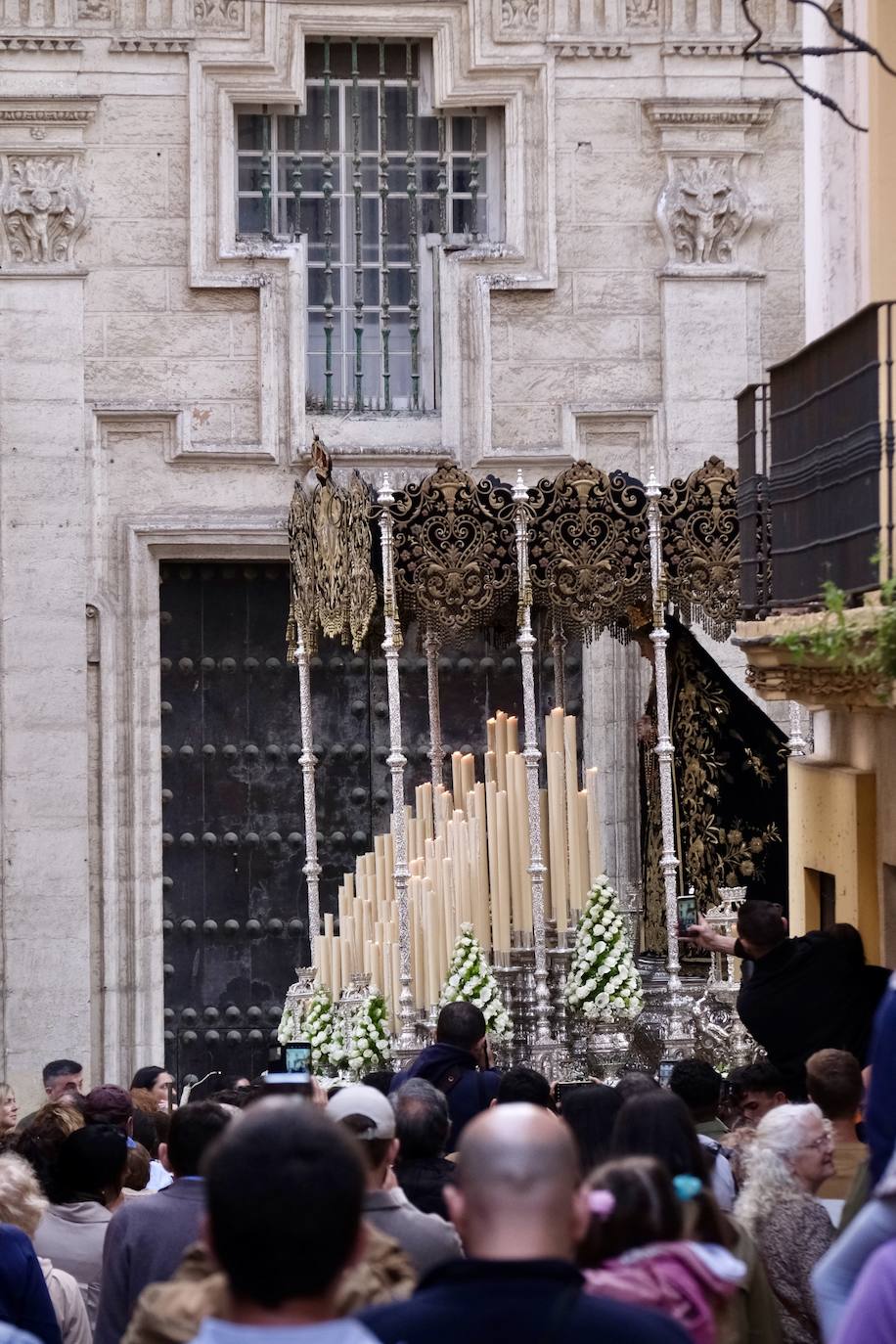 Servitas en el Viernes de Dolores de la Semana Santa de Cádiz 2025