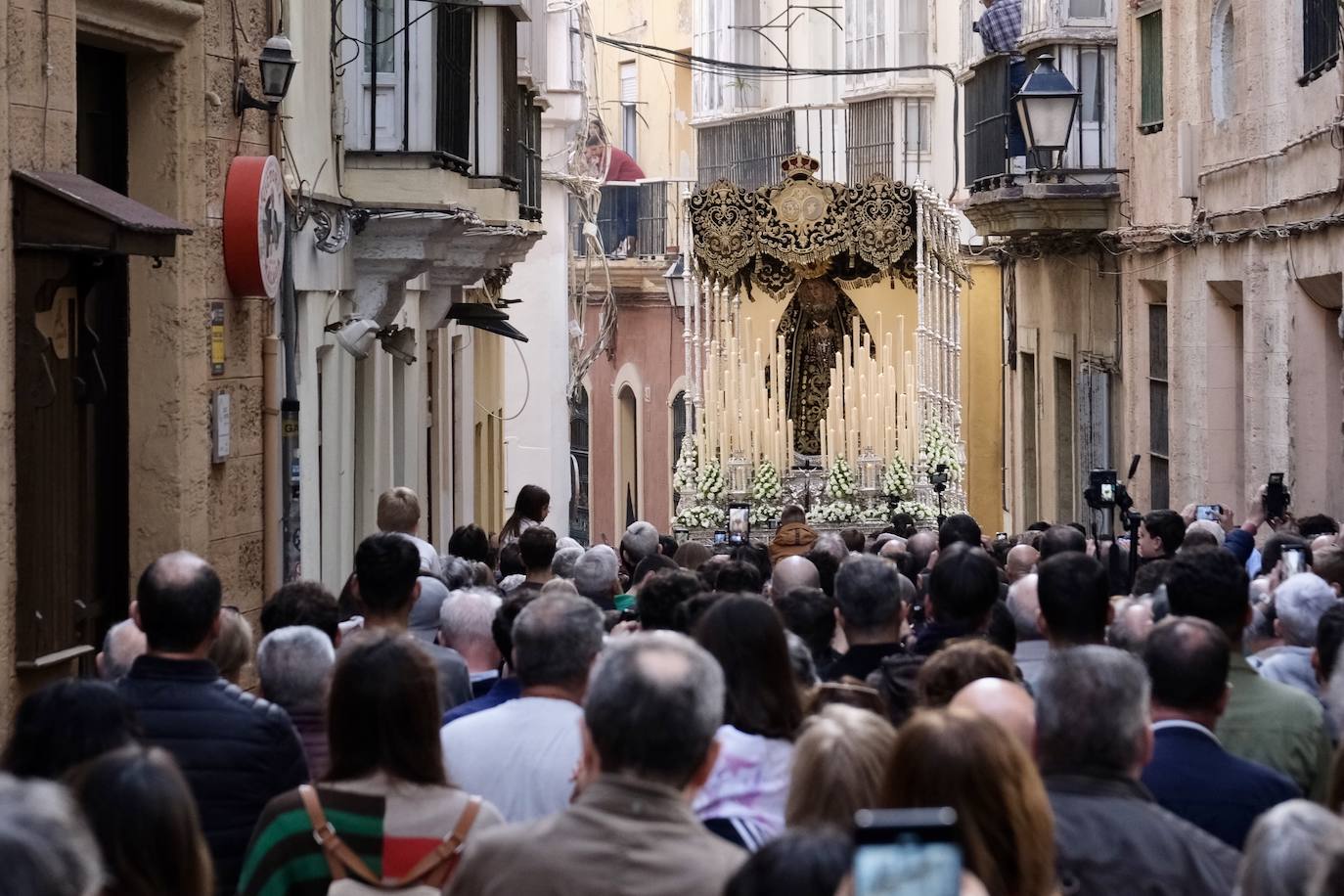 Servitas en el Viernes de Dolores de la Semana Santa de Cádiz 2025