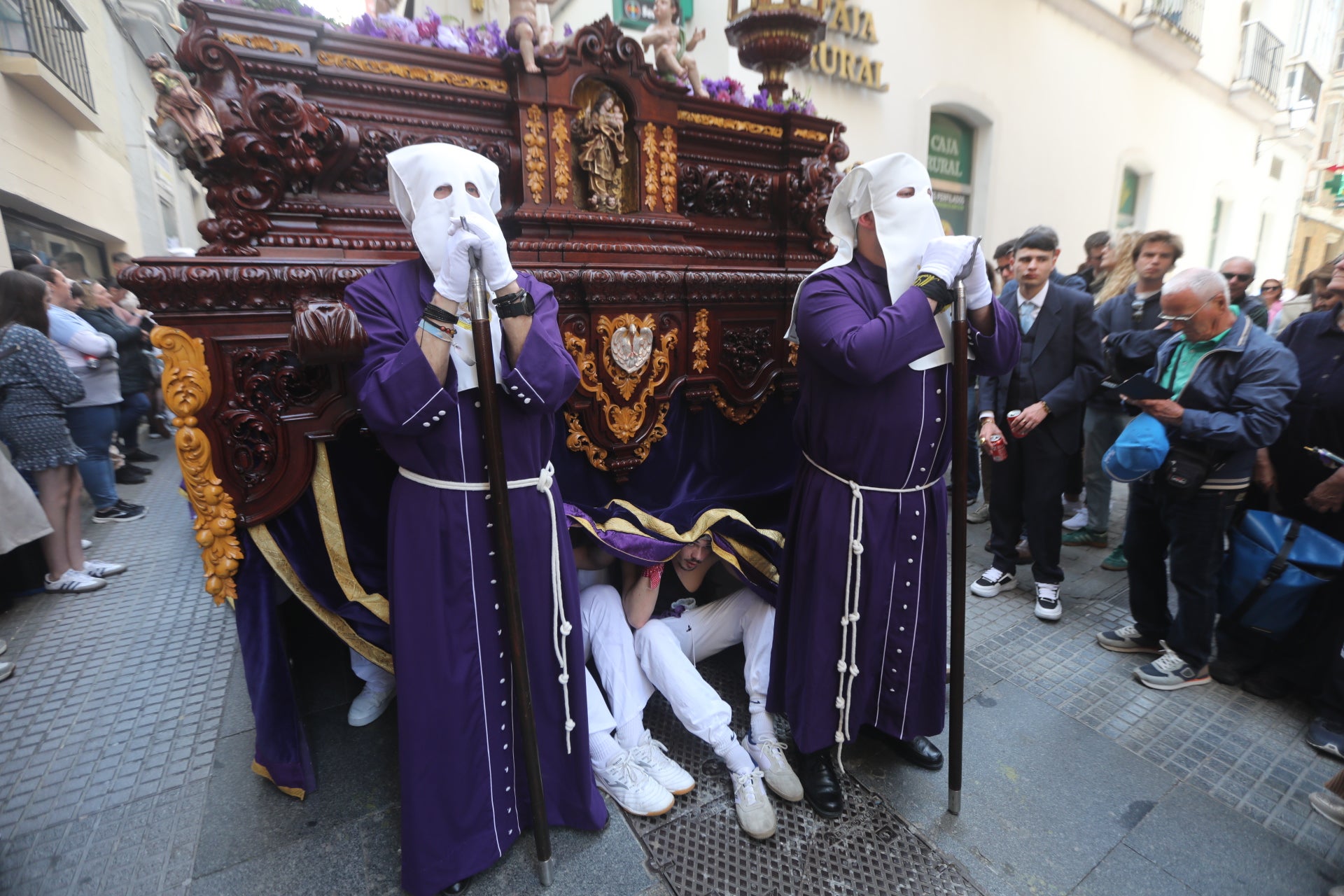 Las imágenes de Nazareno del Amor en la Semana Santa de Cádiz 2025
