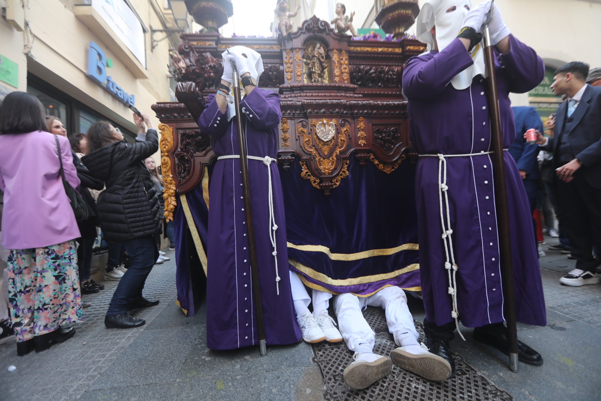 Las imágenes de Nazareno del Amor en la Semana Santa de Cádiz 2025