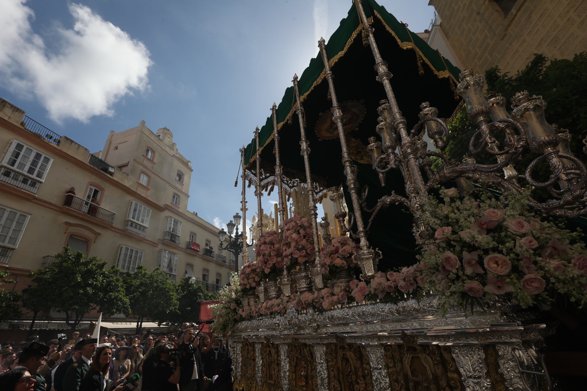 Las imágenes de Nazareno del Amor en la Semana Santa de Cádiz 2025