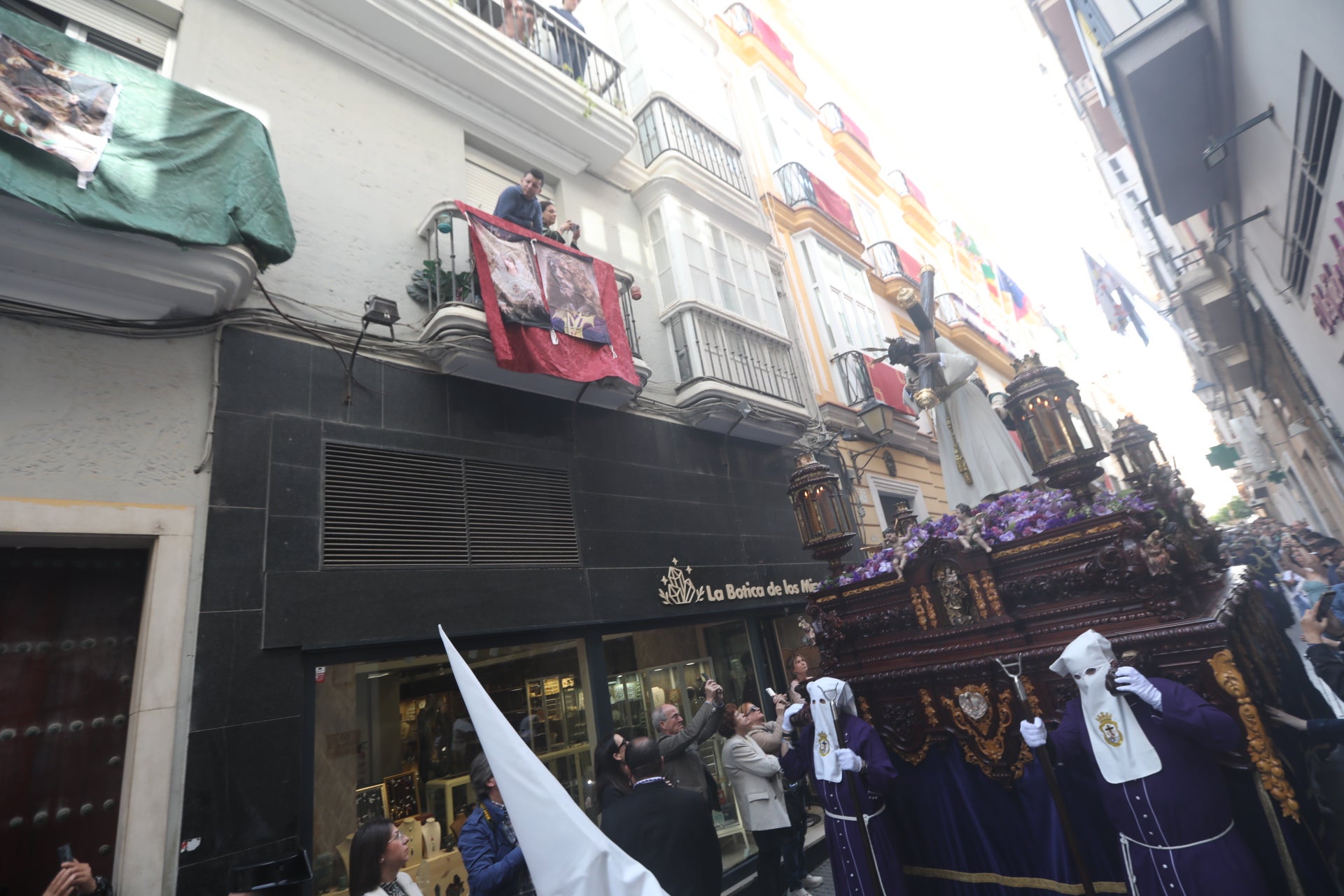 Las imágenes de Nazareno del Amor en la Semana Santa de Cádiz 2025