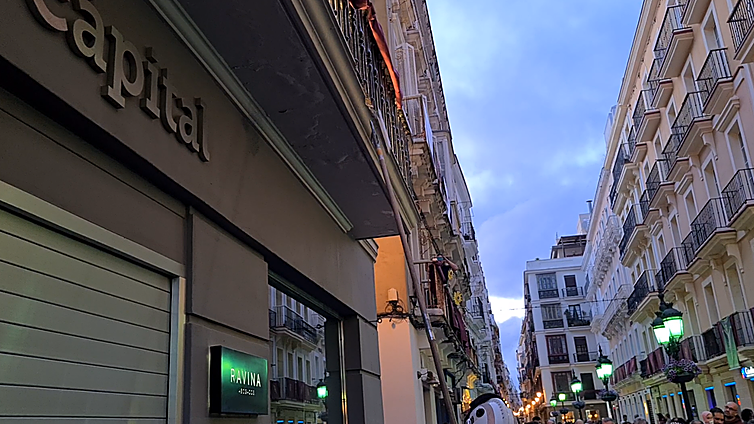 Los bomberos actúan para evitar una desgracia en la Carrera Oficial de la Semana Santa de Cádiz