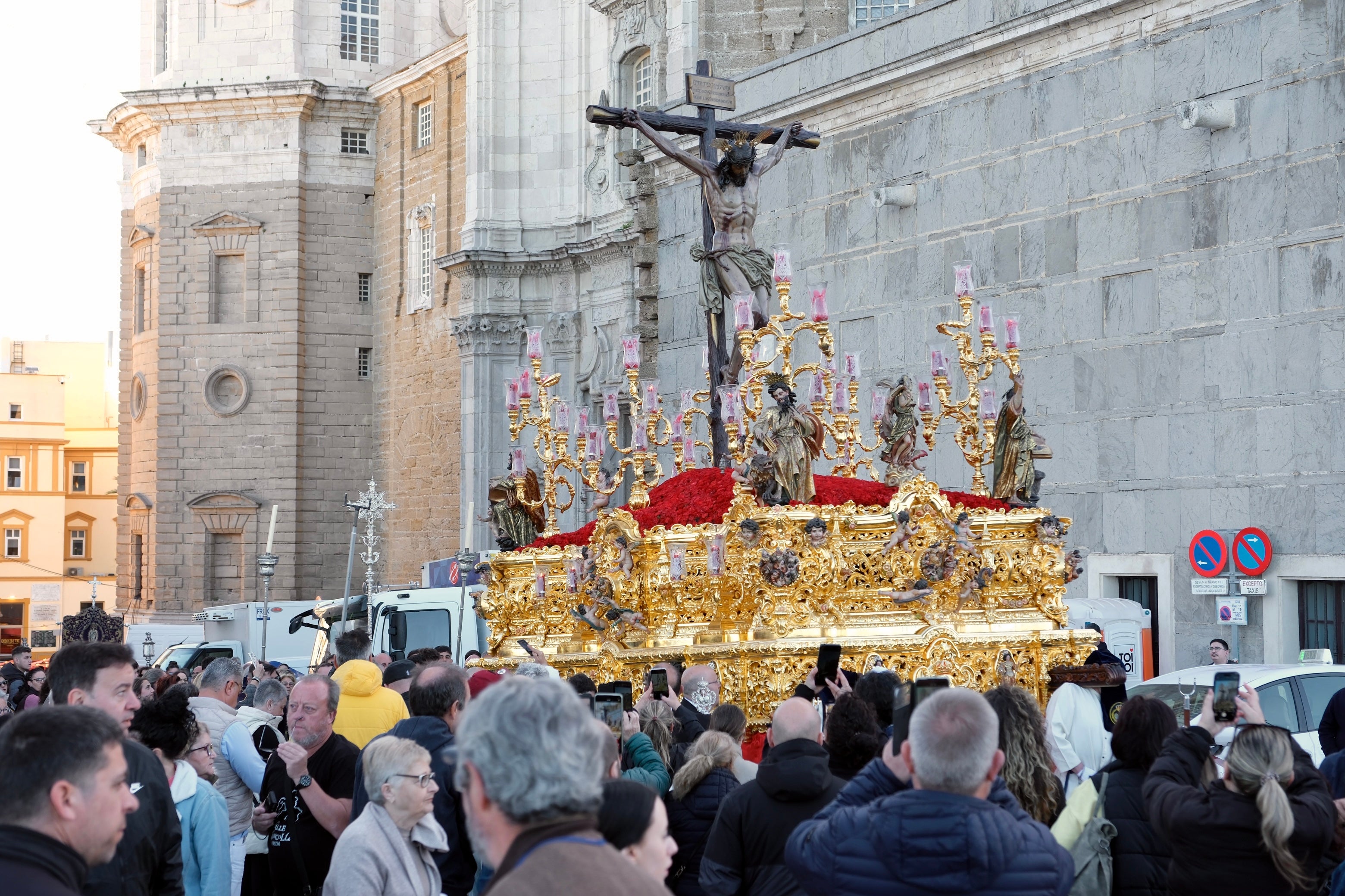 La archicofradía de La Palma regresa al barrio de la Viña