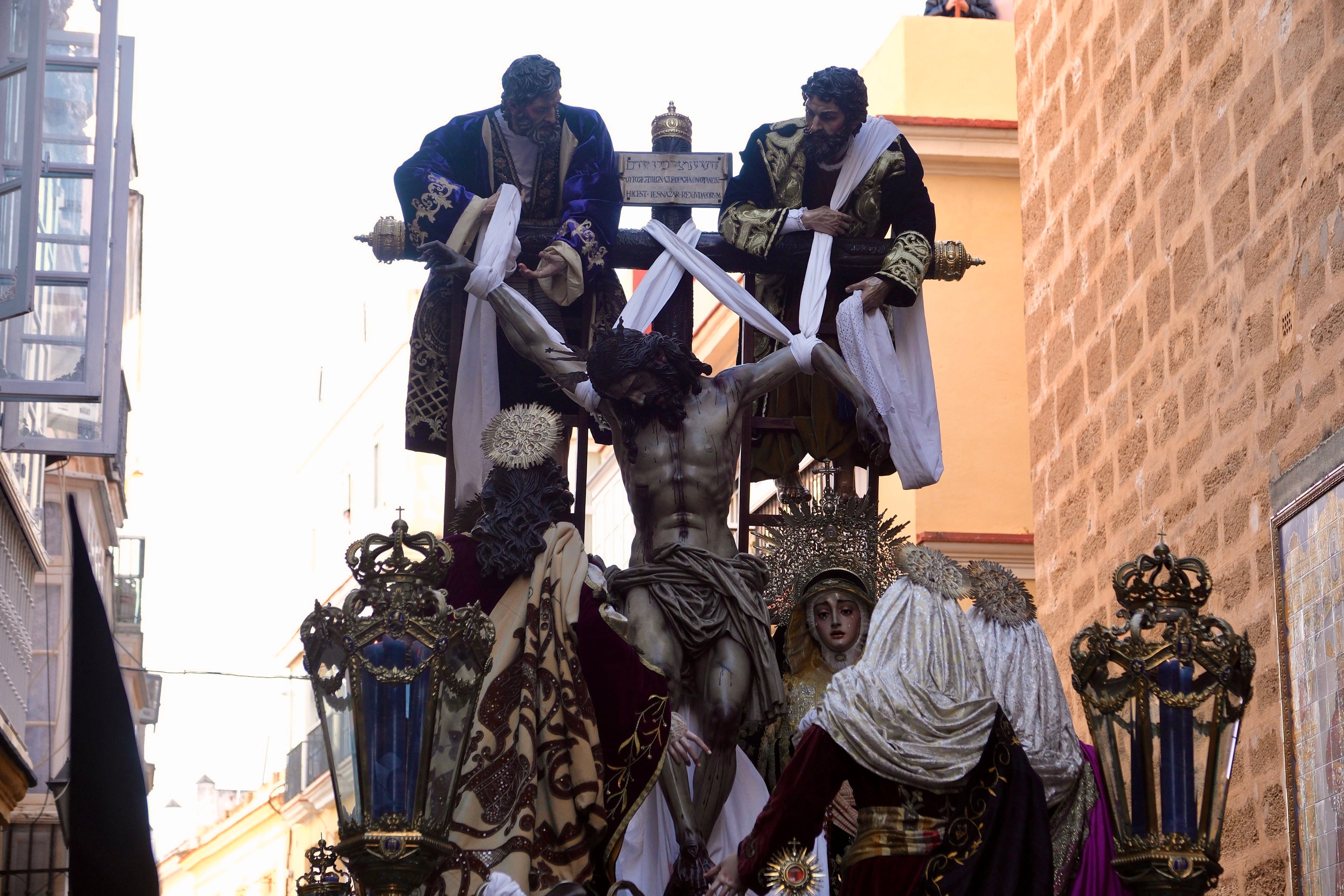 Fotos: Descendimiento el Viernes Santo en la Semana Santa de Cádiz 2025