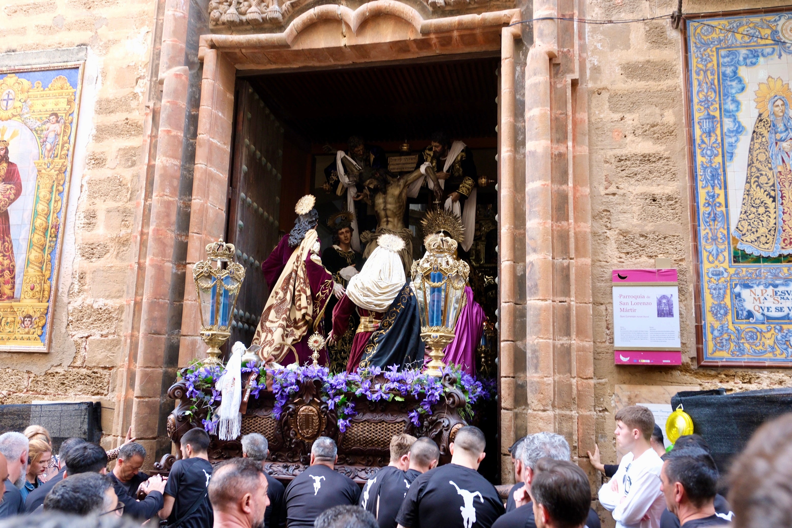 Fotos: Descendimiento el Viernes Santo en la Semana Santa de Cádiz 2025