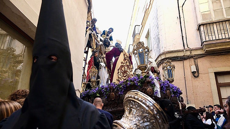 Fotos: Descendimiento el Viernes Santo en la Semana Santa de Cádiz 2025