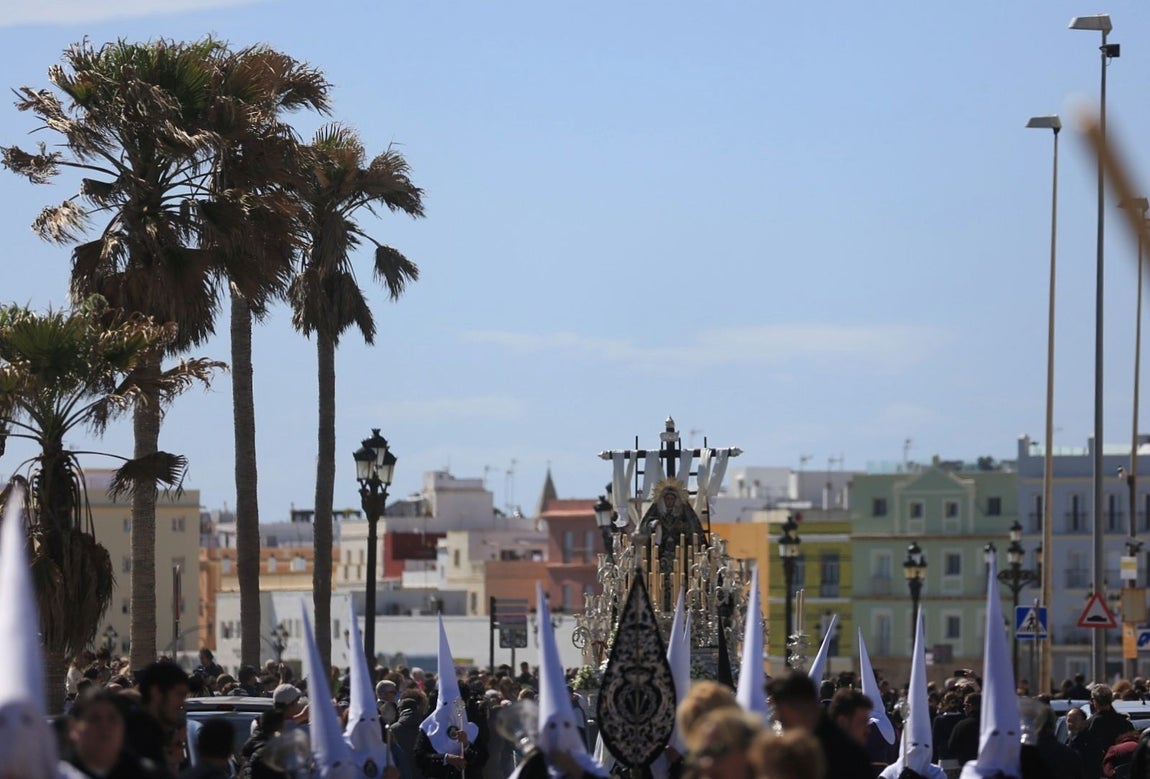 Fotos: El Santo Entierro en el Sábado Santo de Cádiz 2025