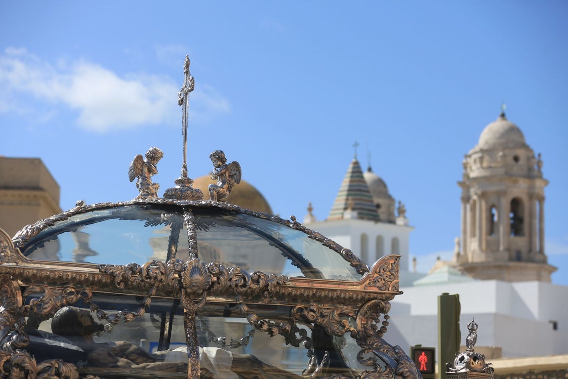 Fotos: El Santo Entierro en el Sábado Santo de Cádiz 2025