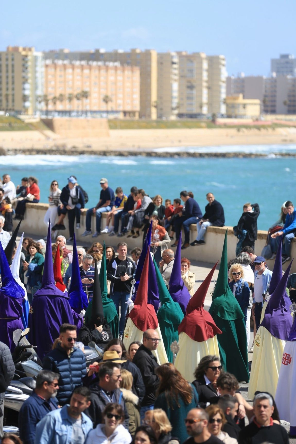 Fotos: El Santo Entierro en el Sábado Santo de Cádiz 2025