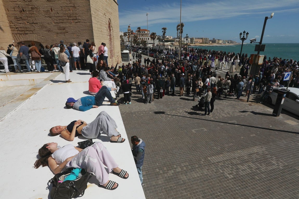Fotos: El Santo Entierro en el Sábado Santo de Cádiz 2025