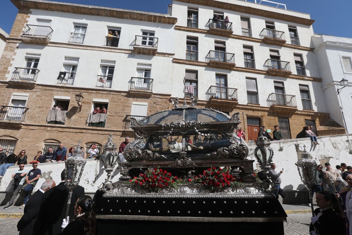 Fotos: El Santo Entierro en el Sábado Santo de Cádiz 2025