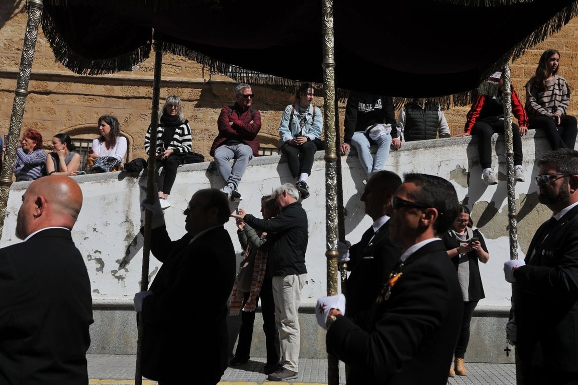 Fotos: El Santo Entierro en el Sábado Santo de Cádiz 2025