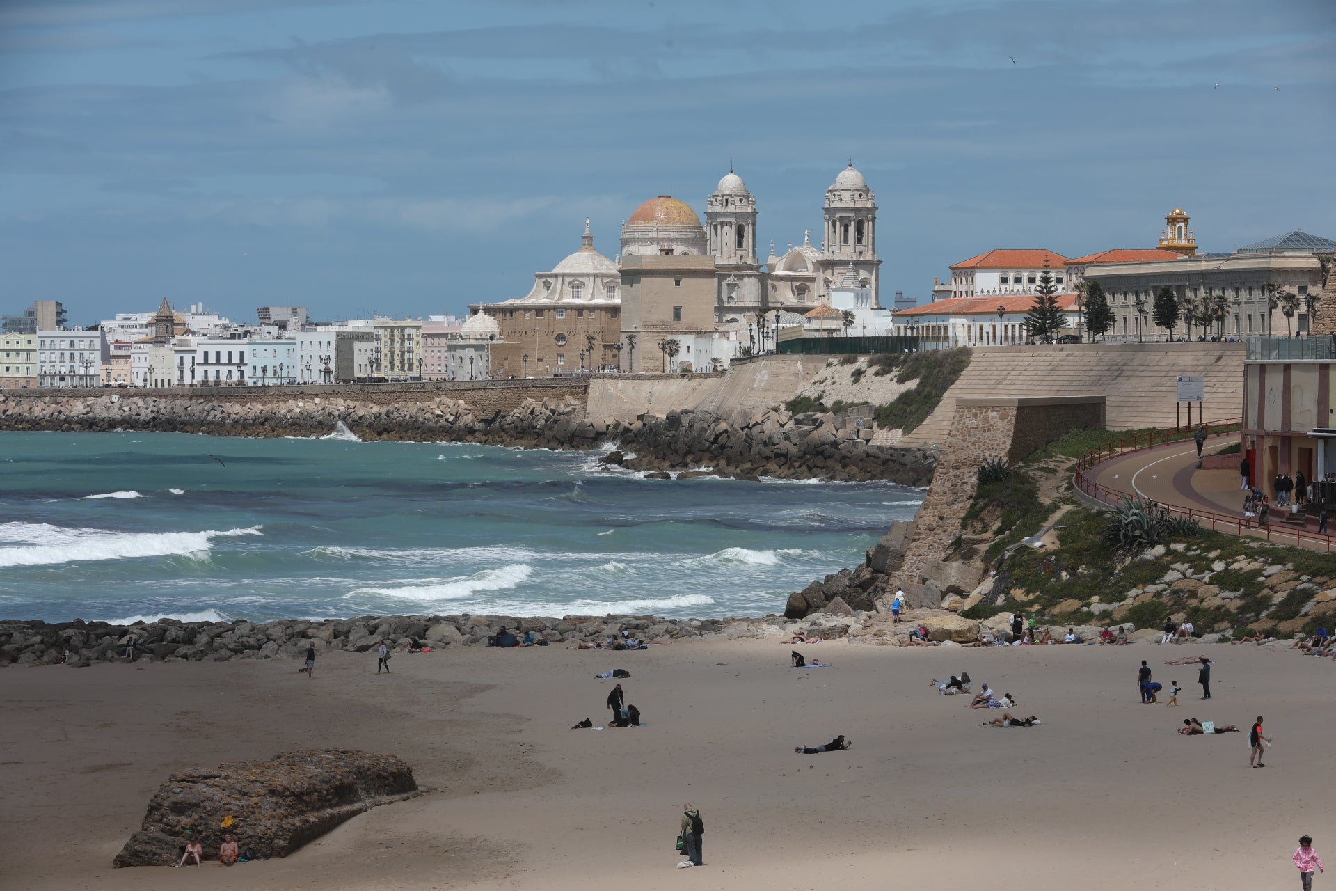Cádiz despide la Semana Santa entre chapuzones y paseos por la playa