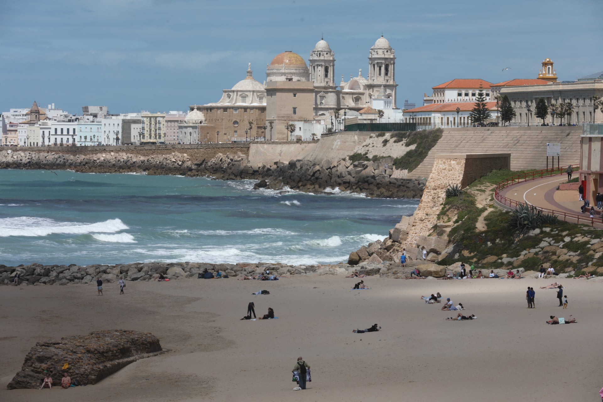 Cádiz despide la Semana Santa entre chapuzones y paseos por la playa