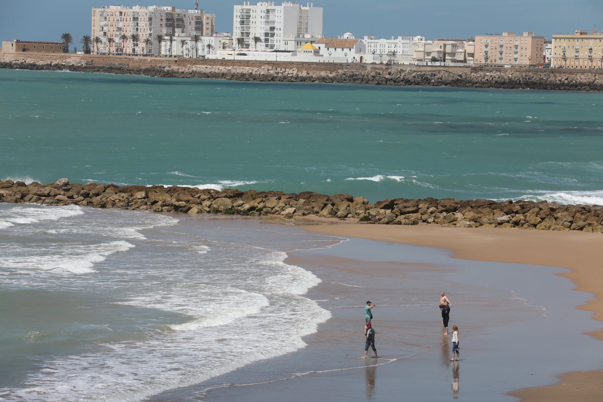 Cádiz despide la Semana Santa entre chapuzones y paseos por la playa