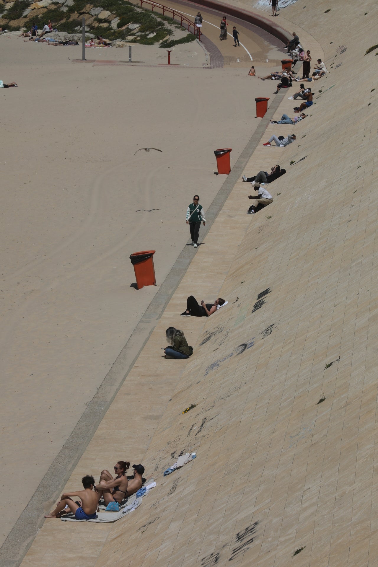 Cádiz despide la Semana Santa entre chapuzones y paseos por la playa