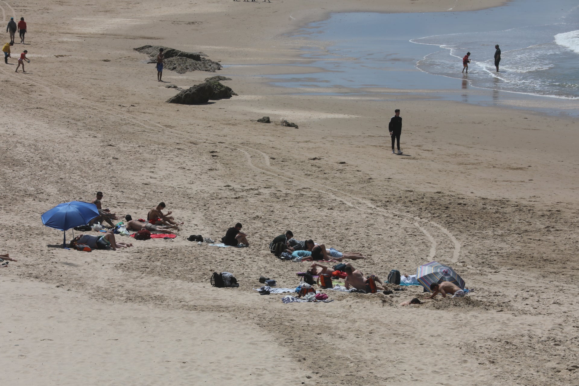 Cádiz despide la Semana Santa entre chapuzones y paseos por la playa