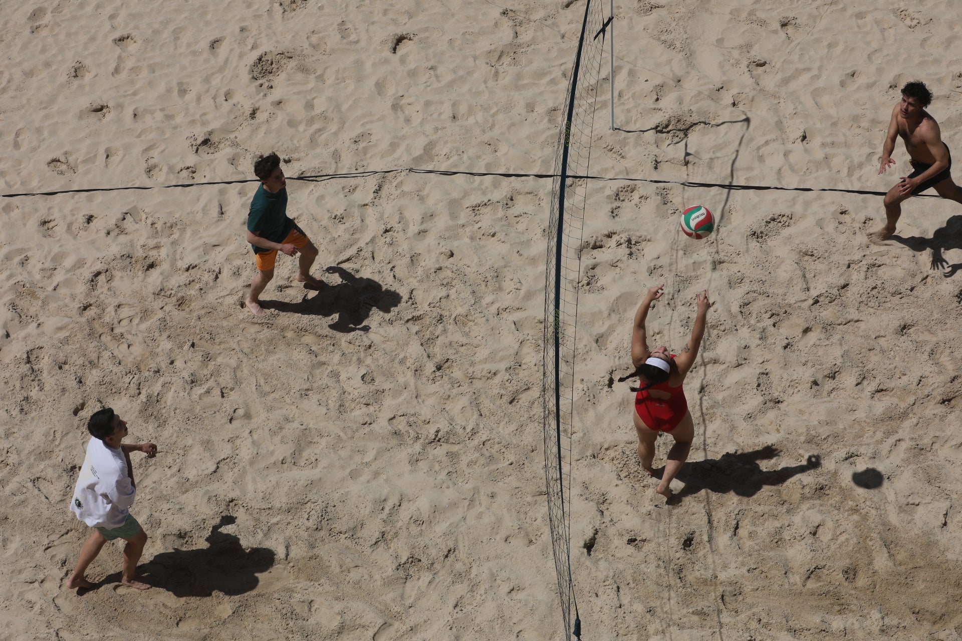 Cádiz despide la Semana Santa entre chapuzones y paseos por la playa
