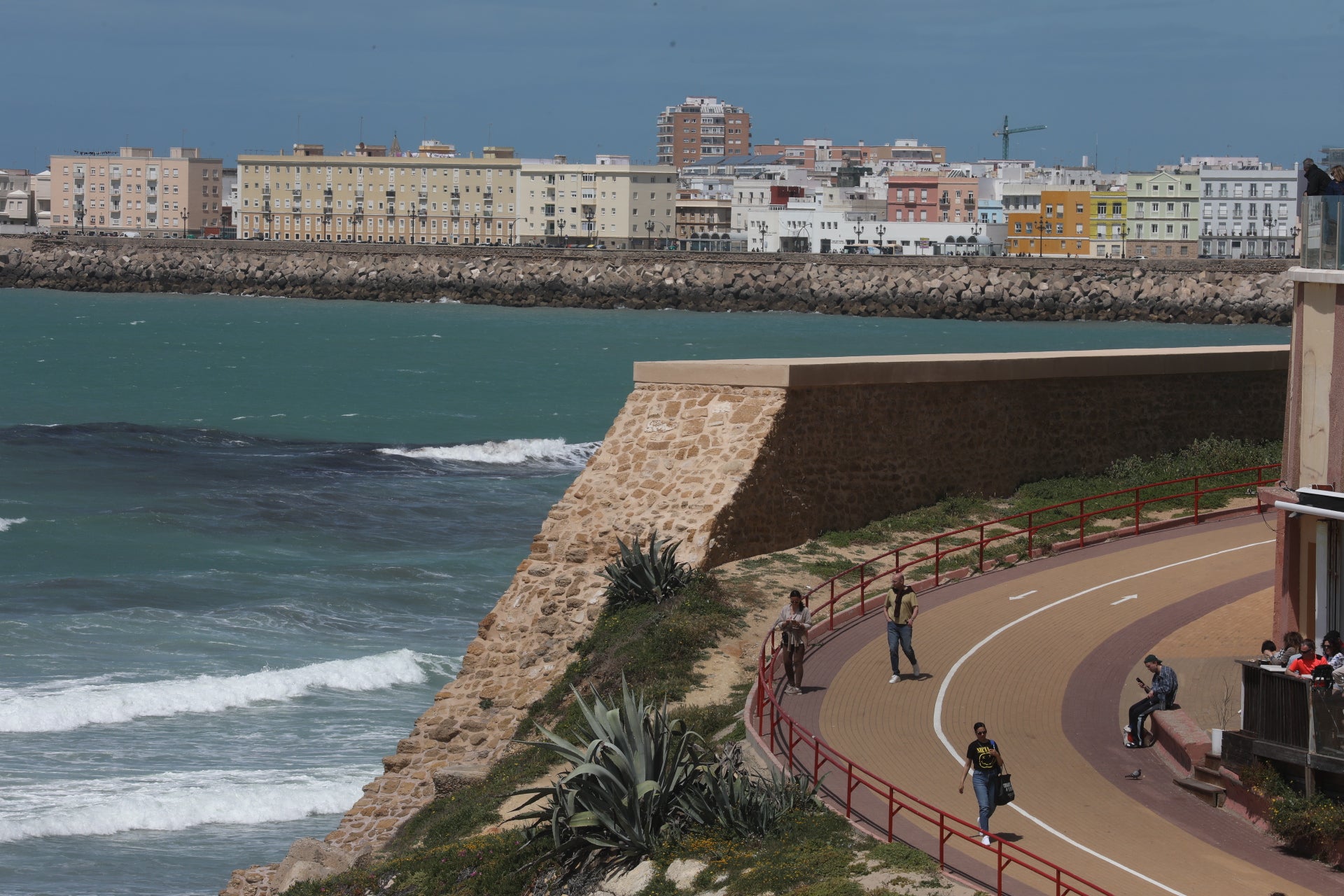 Cádiz despide la Semana Santa entre chapuzones y paseos por la playa