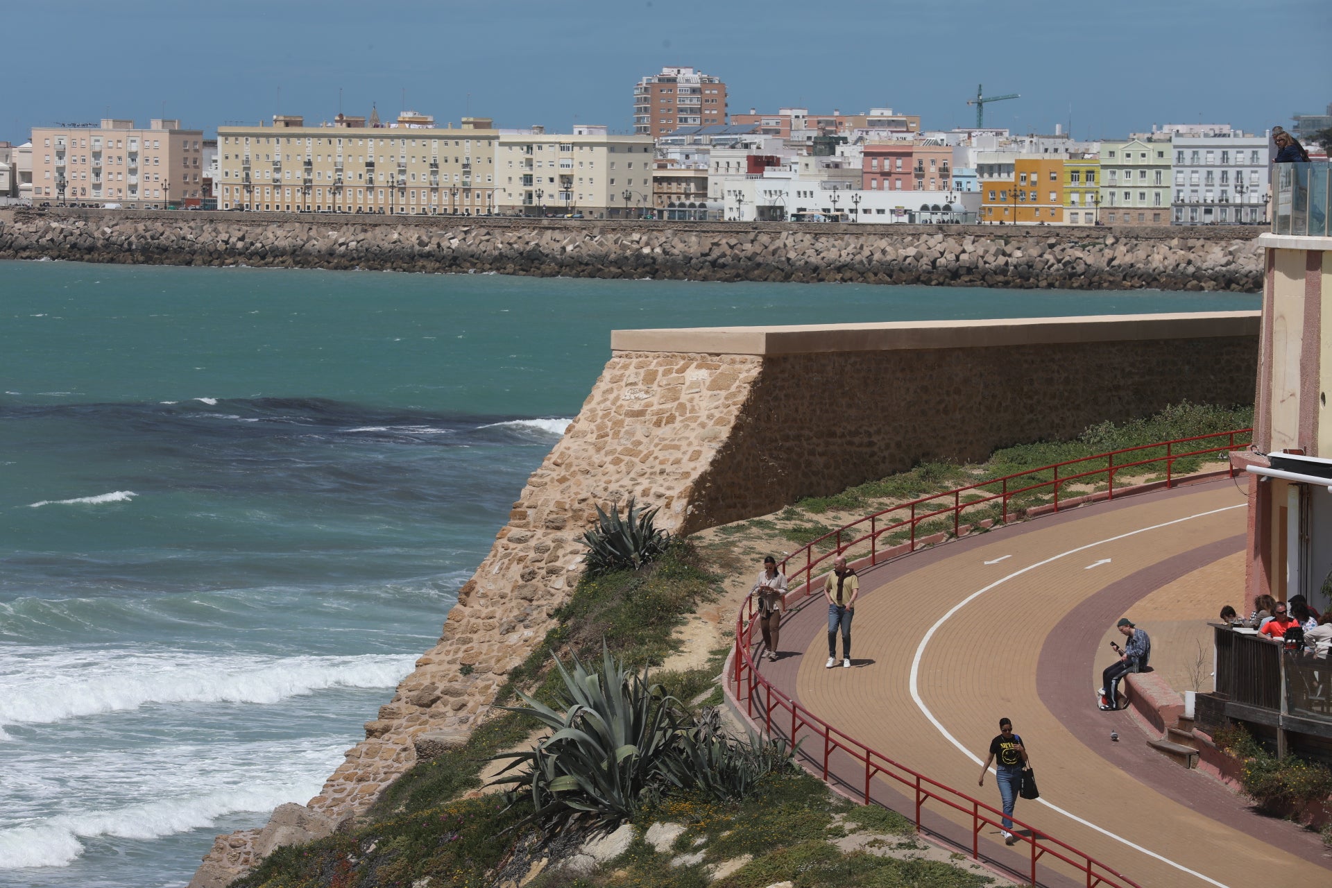 Cádiz despide la Semana Santa entre chapuzones y paseos por la playa